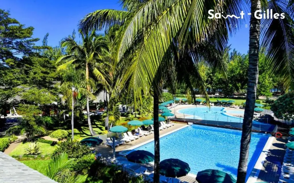 Extérieure de l'hôtel Le Relais de l'Hermitage à La Réunion à Saint-Gilles Les Bains avec vue sur la piscine