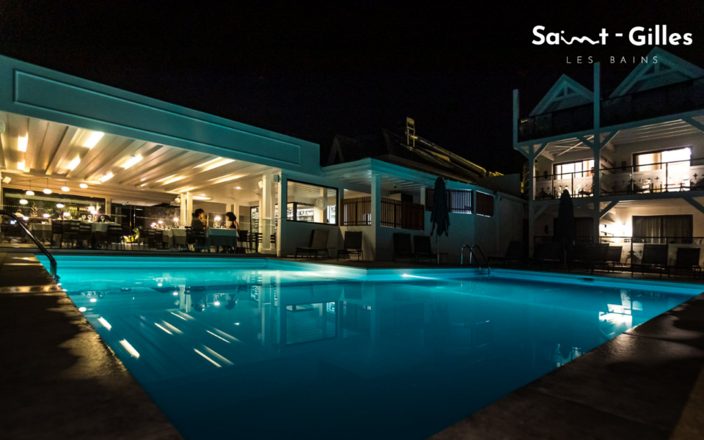 Piscine de l'hôtel Latitude 21 à Saint-Gilles Les Bains