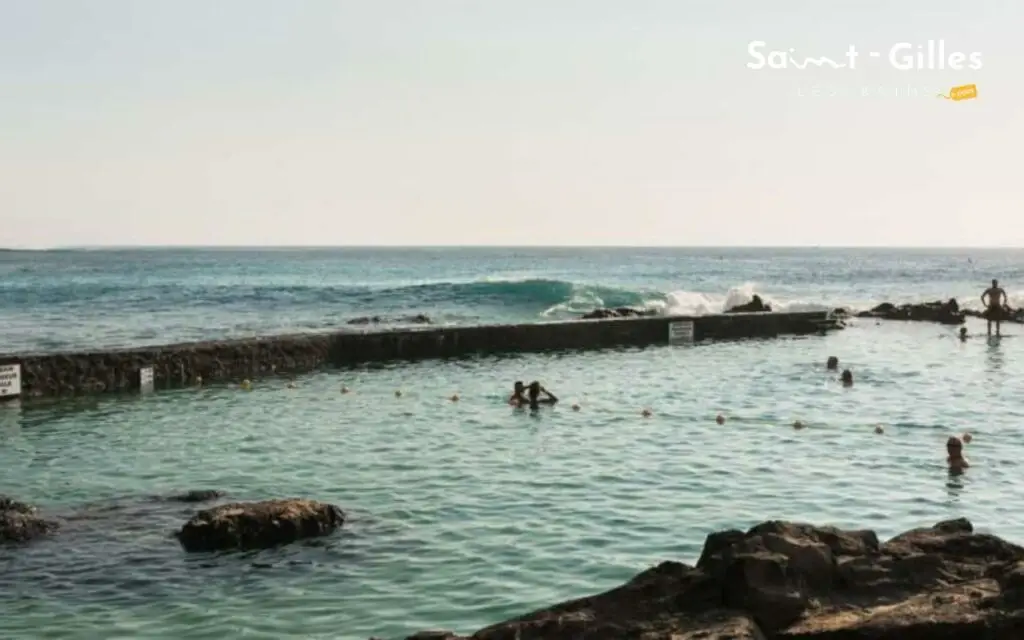 Piscine naturelle de Saint-Gilles Les Bains à La Réunion avec la mer, plage de Boucan Canot