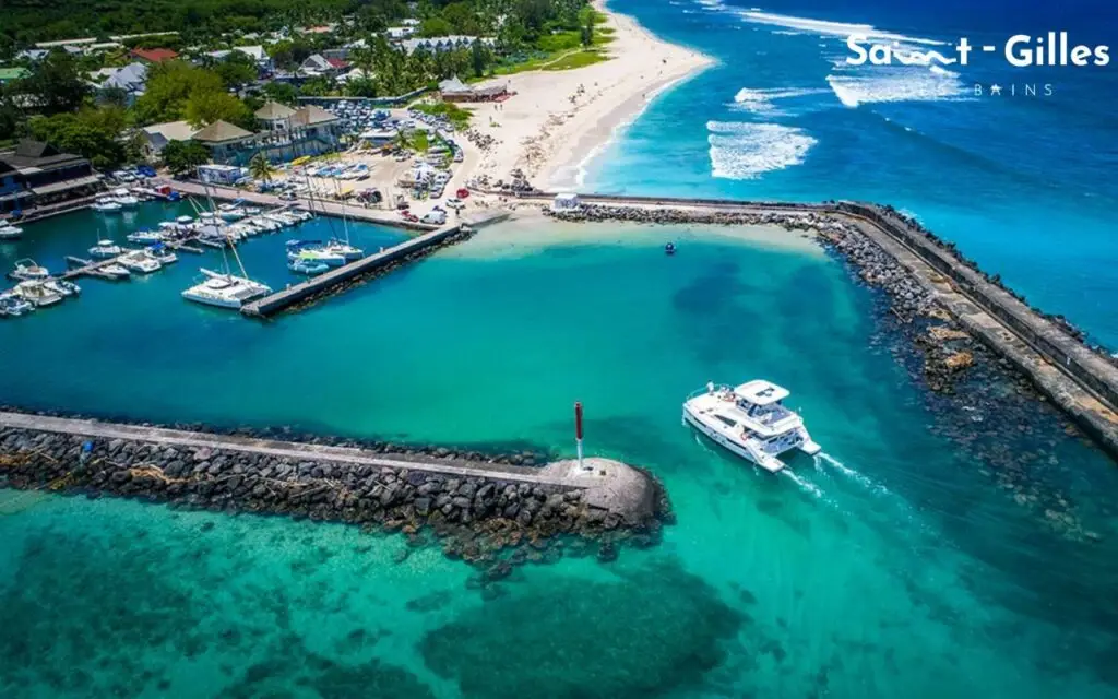 Vue du port de Saint-Gilles Les Bains à La Réunion avec le catamaran Bell'île